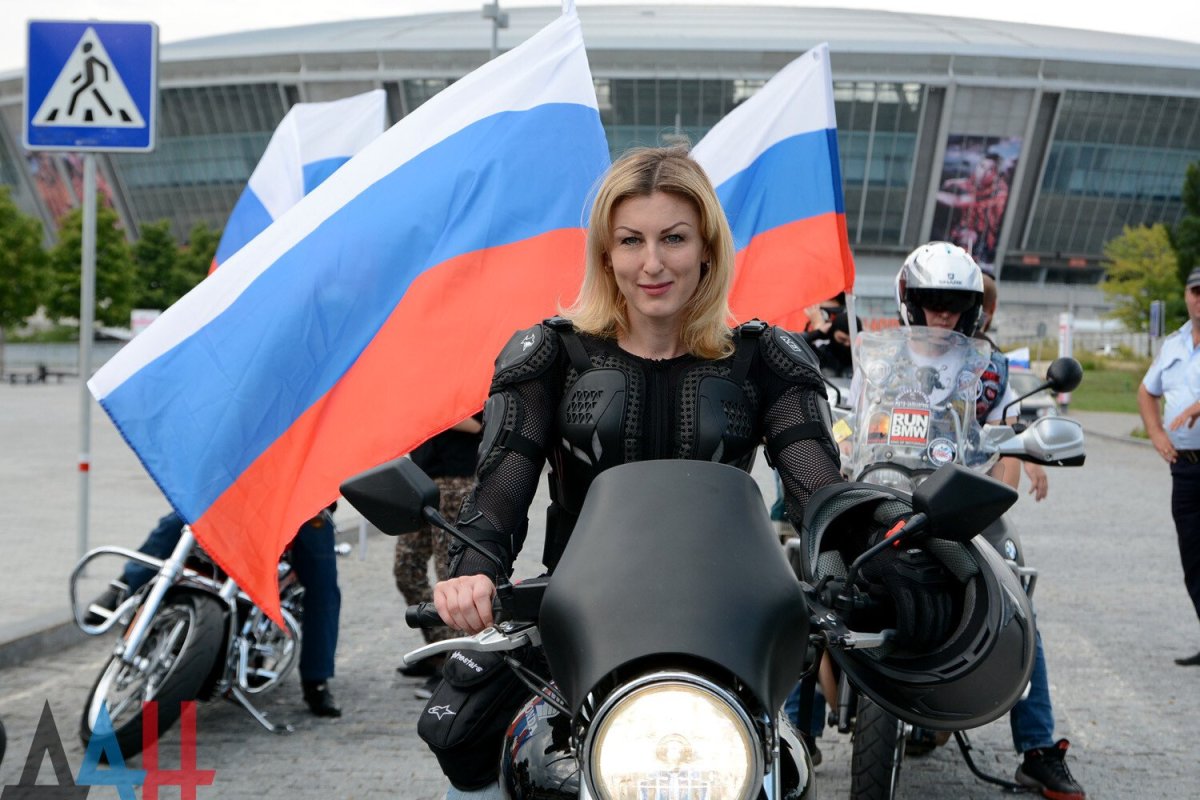 Мотоцикл с русским флагом