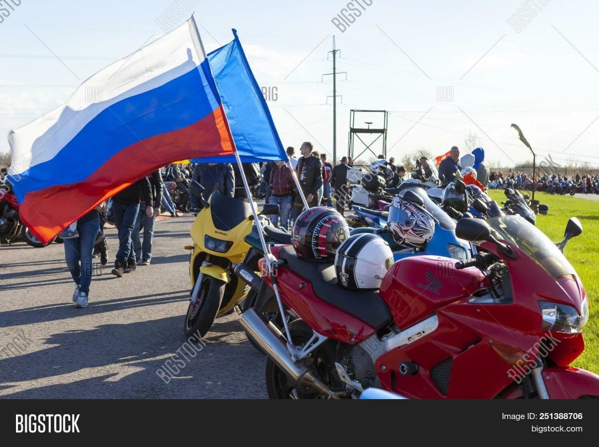 Мотоцикл и флаг России