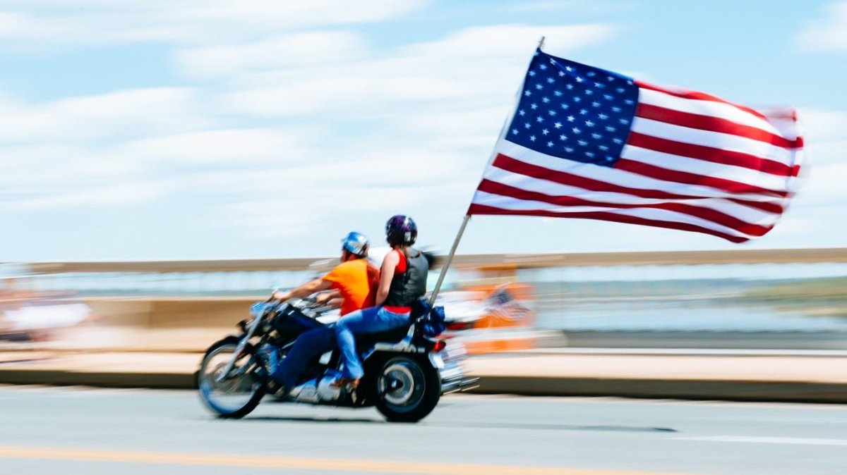 Мотороллер с флагом