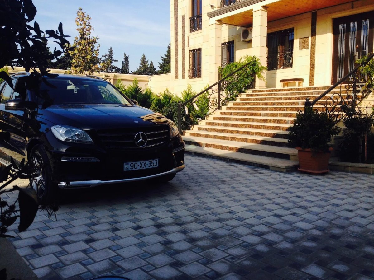 Мерседес рядом с домом