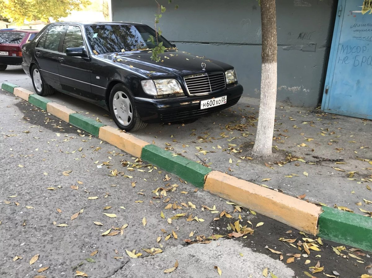 Мерс во дворе