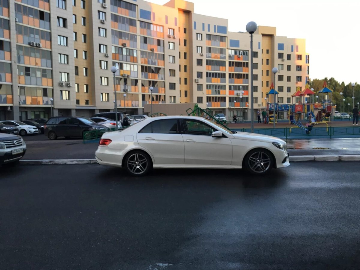 Мерседес е 300 во дворе 163