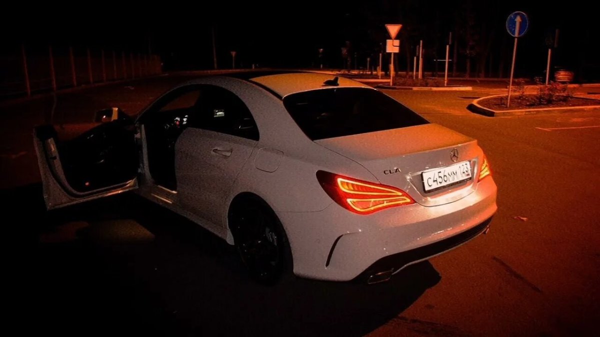 Мерседес е200 белый ночью