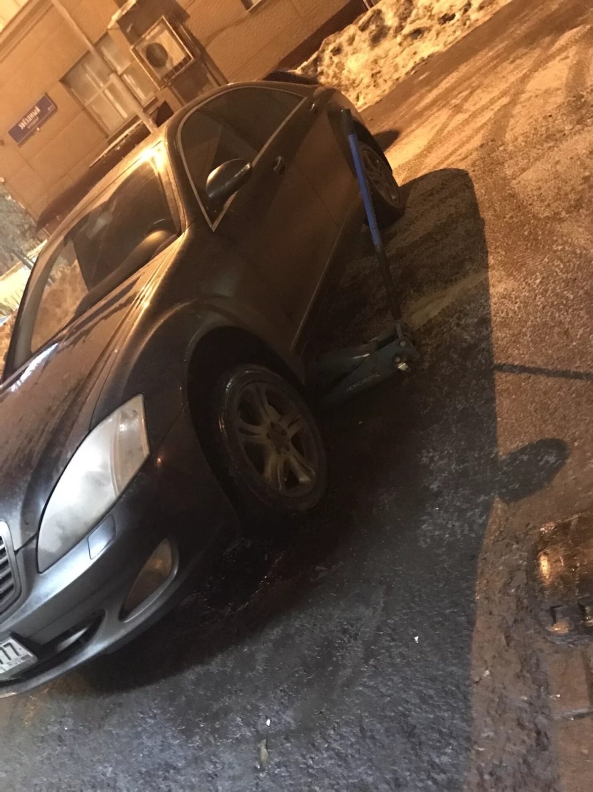 Машина во дворе ночью