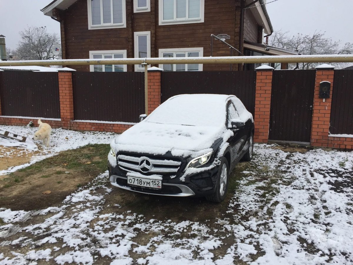Мерседес во дворе зимой