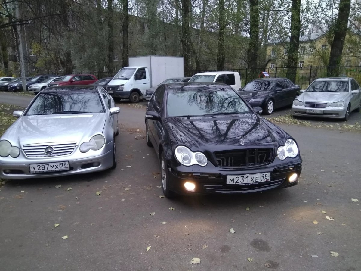 Машина во дворе Мерседес