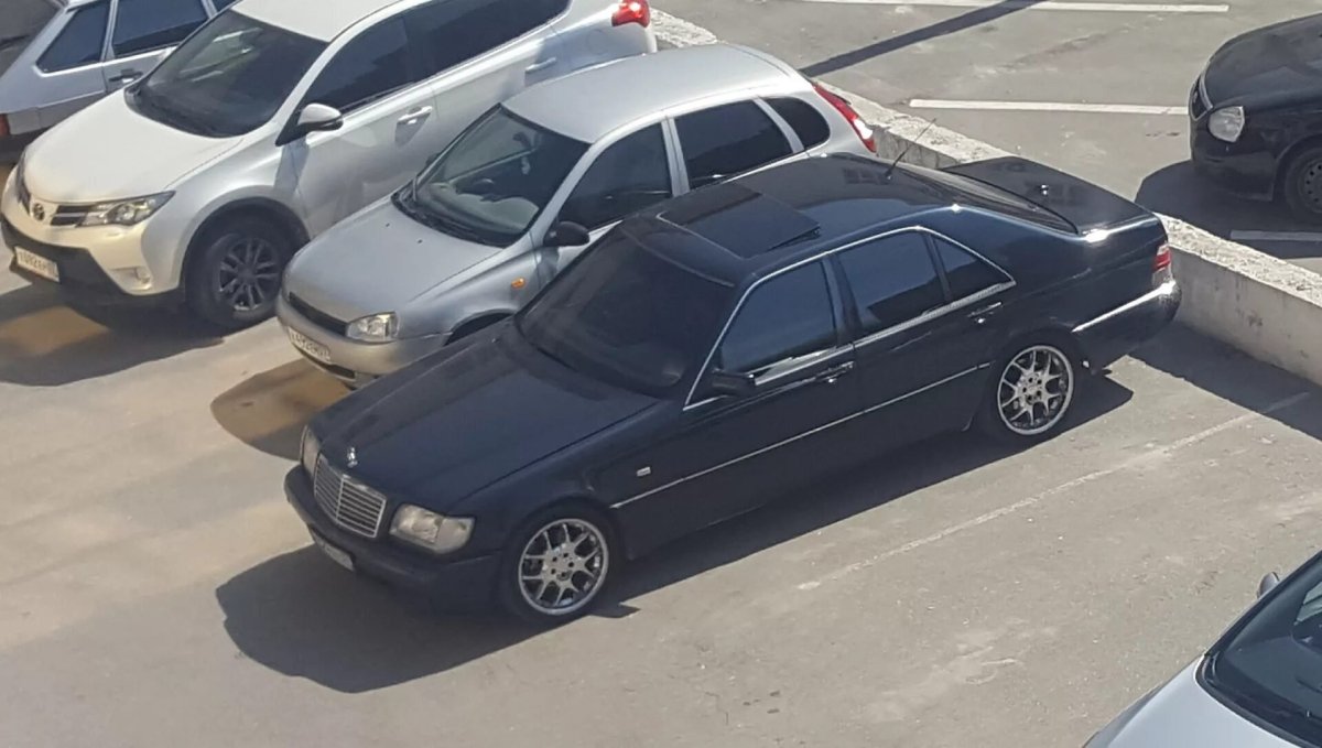 Фото Мерседес 140 во дворе