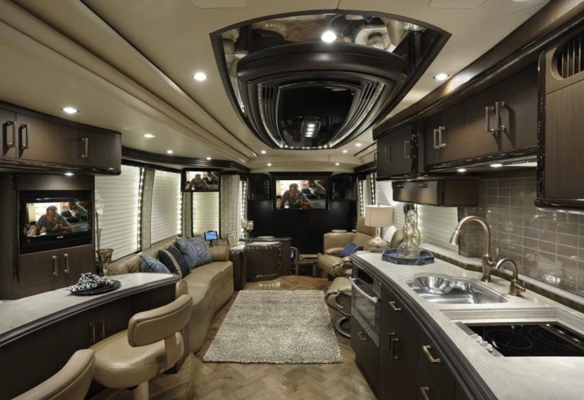 Альковный автодом интерьер