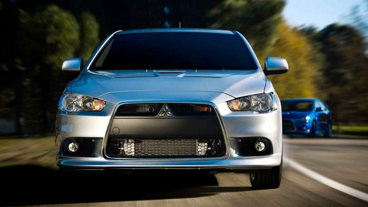 Машина Мицубиси Лансер 10