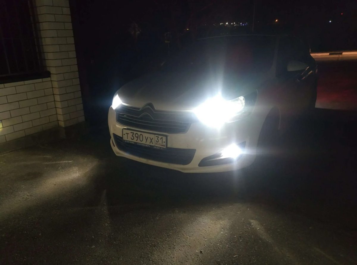 Установка светодиодный противотуманных фар на Ситроен с5