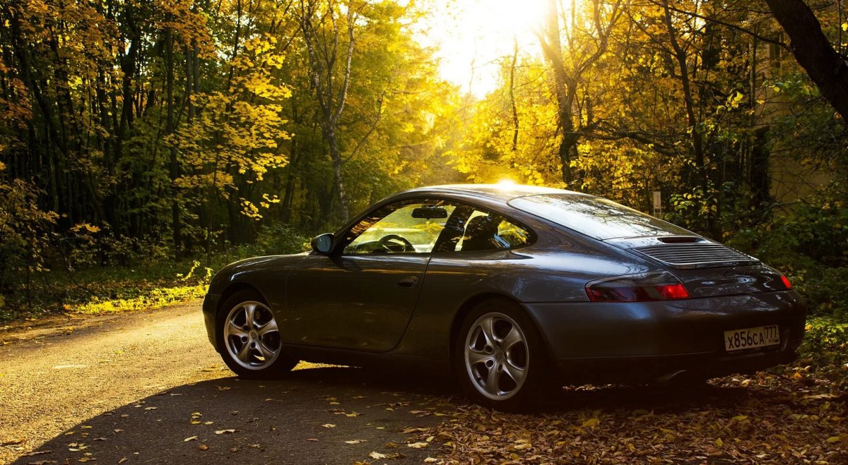 Машина осенью