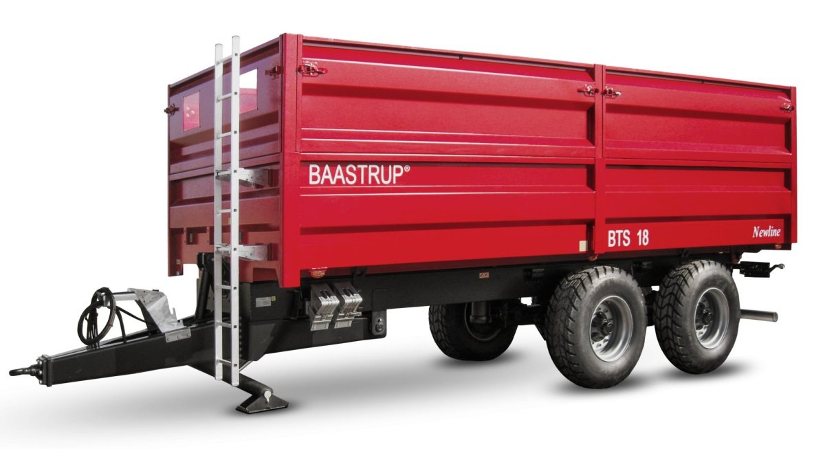 Трактор с прицепом для силоса