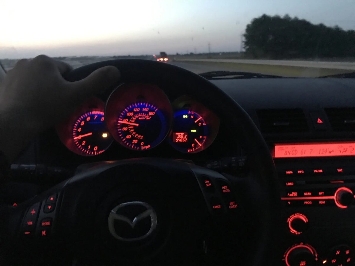 Мазда 3 ночью за рулем