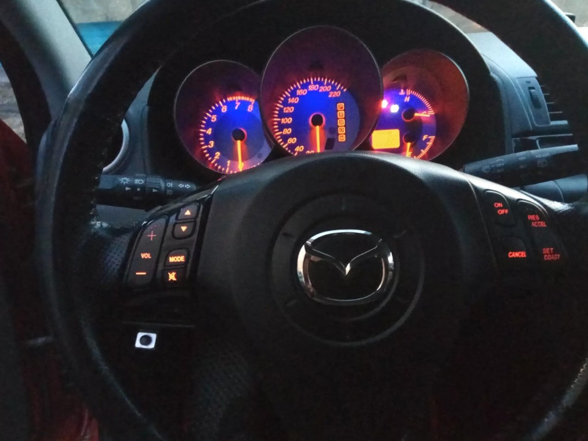 Мазда 3 2014 салон ночью