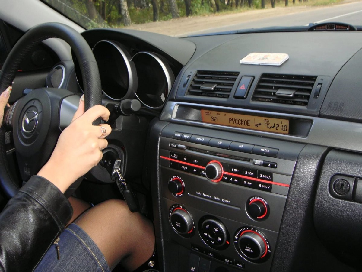 Девушка за рулем Мазда 6