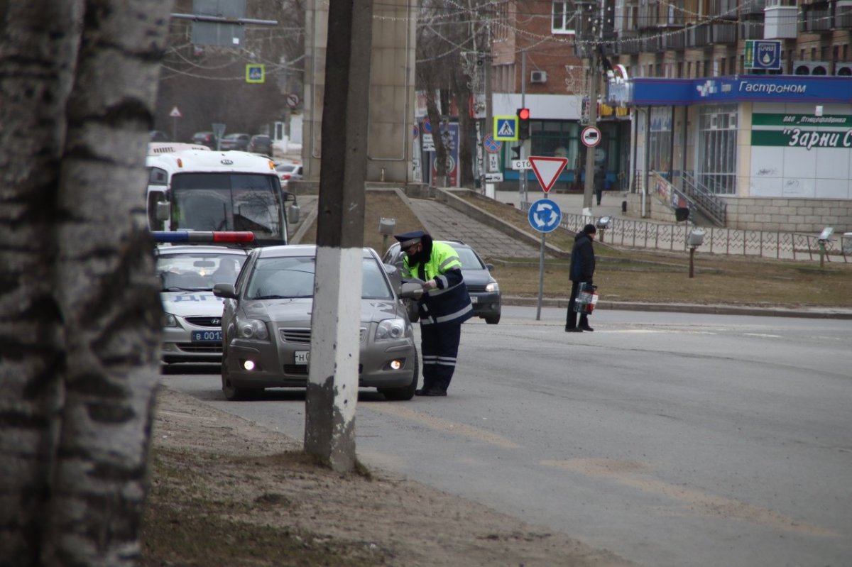 Стоянка авто на островке безопасности