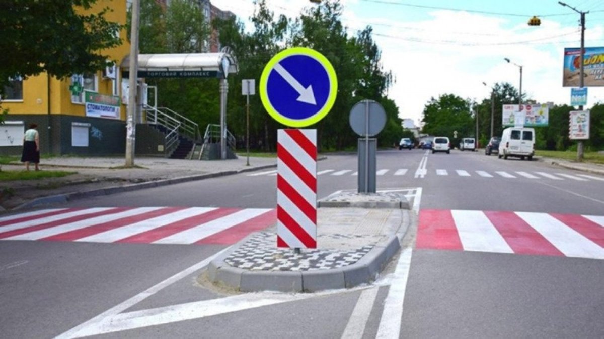 Белый островок безопасности на дороге