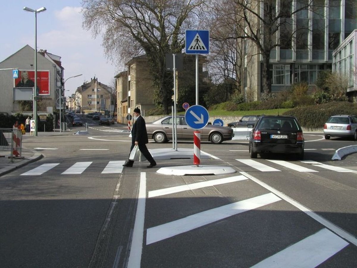 Островок безопасности с разделительной полосой