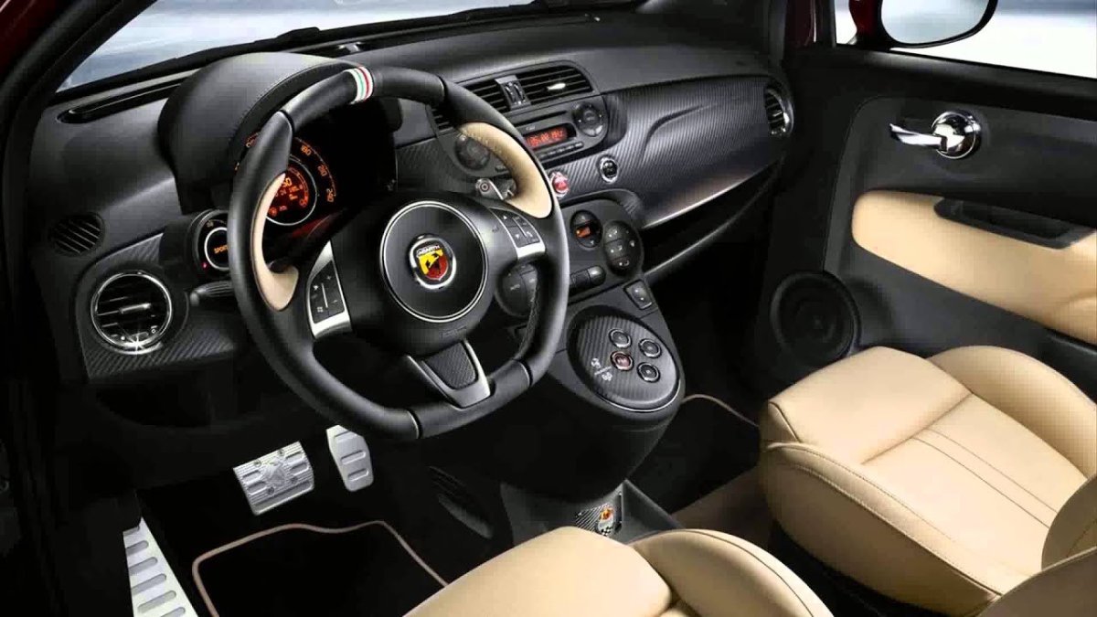 Abarth 695 салон