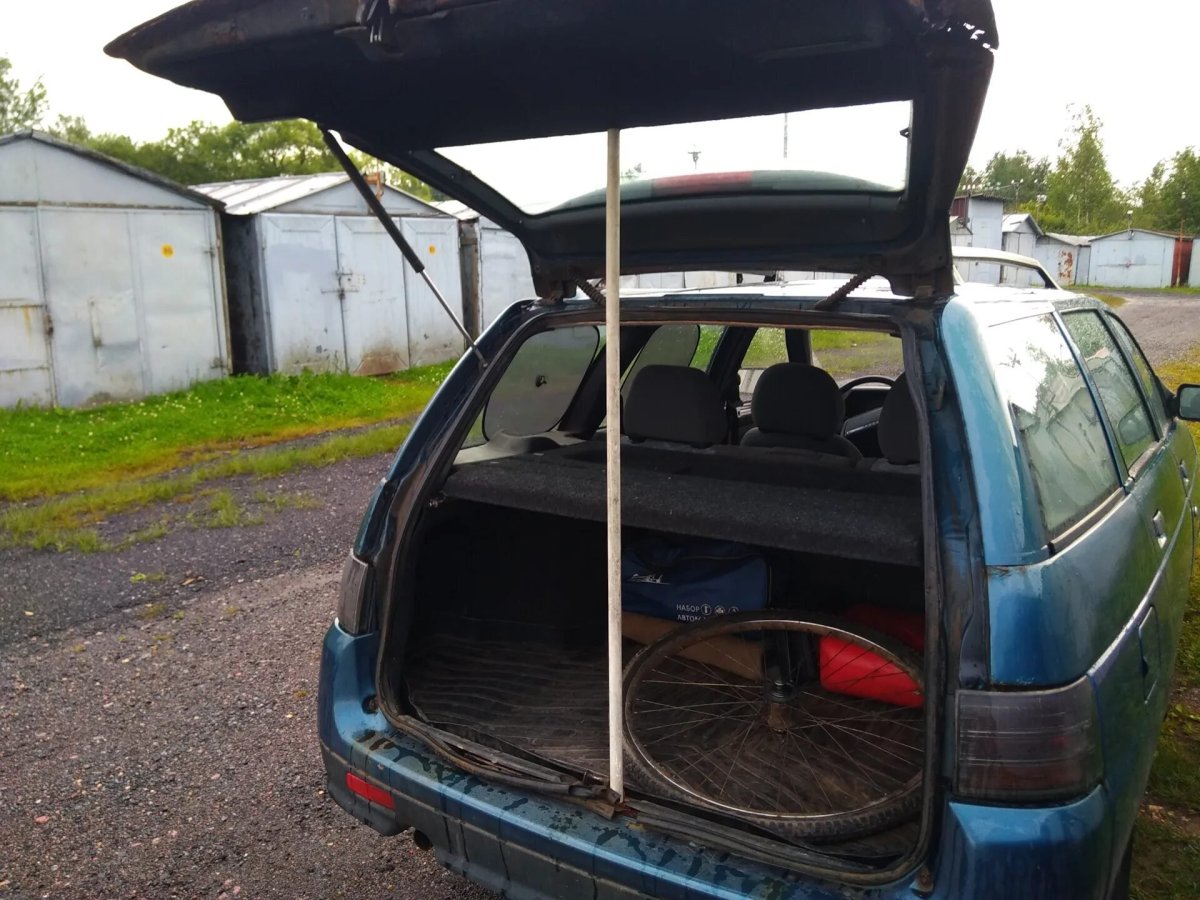 Направляющая крышки багажника 2111