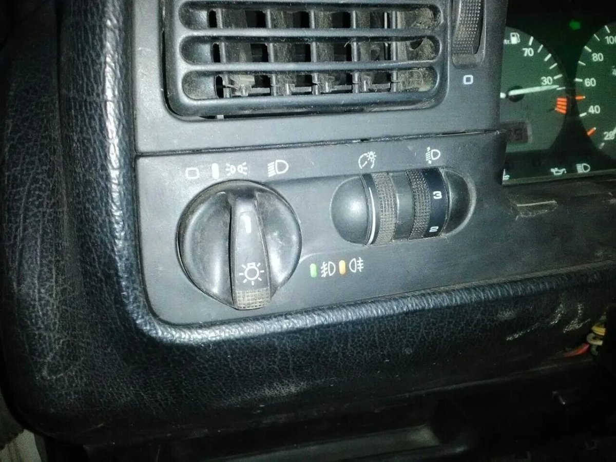 Кнопка включения фар Пассат б3