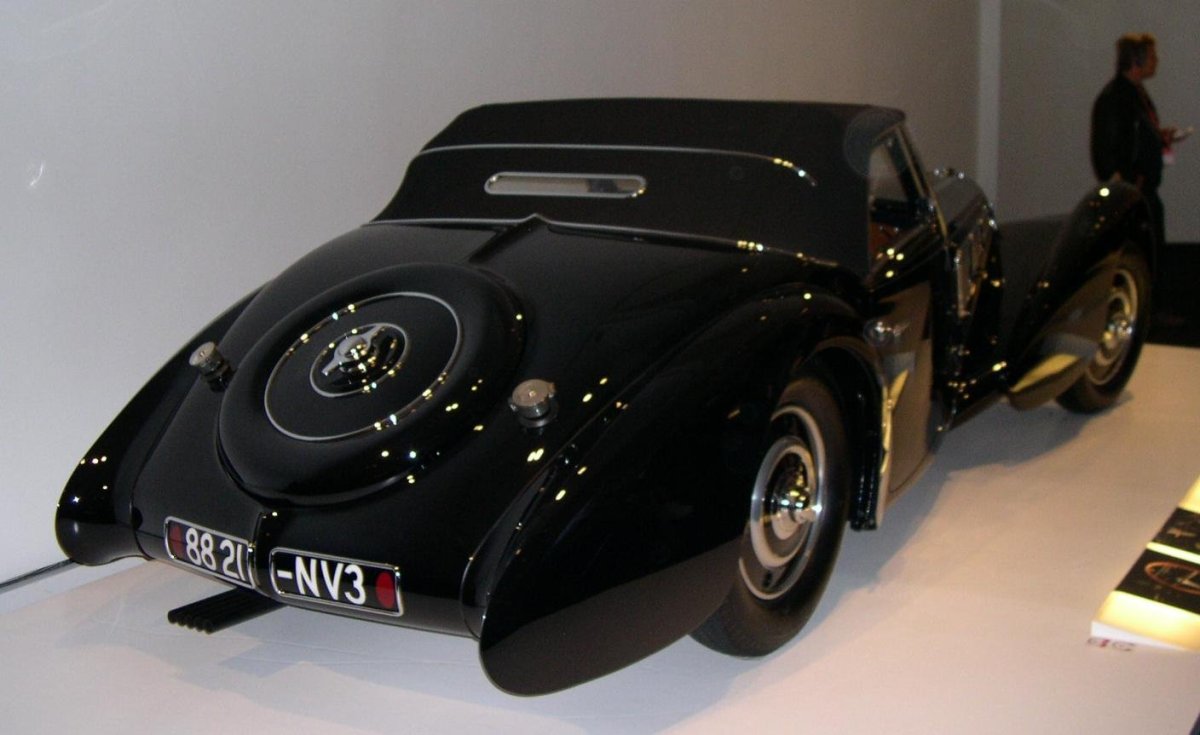 Bugatti с статуэткой