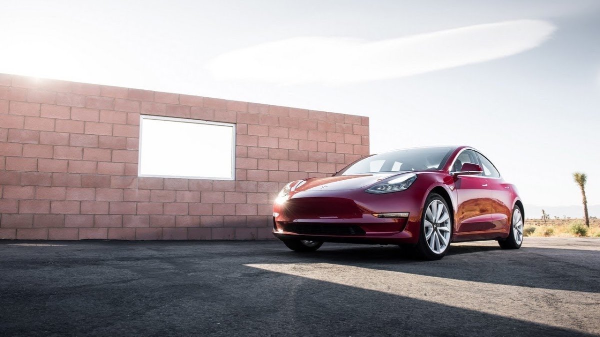 Tesla model 3 (long range, задний привод)