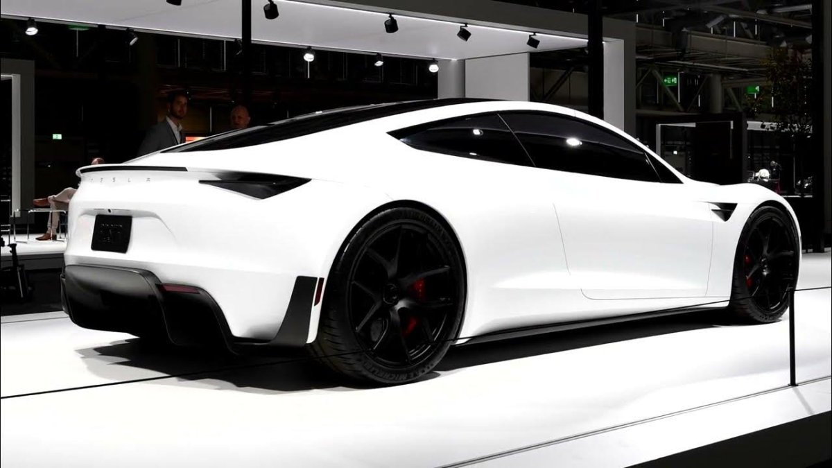 Тесла Roadster 2022