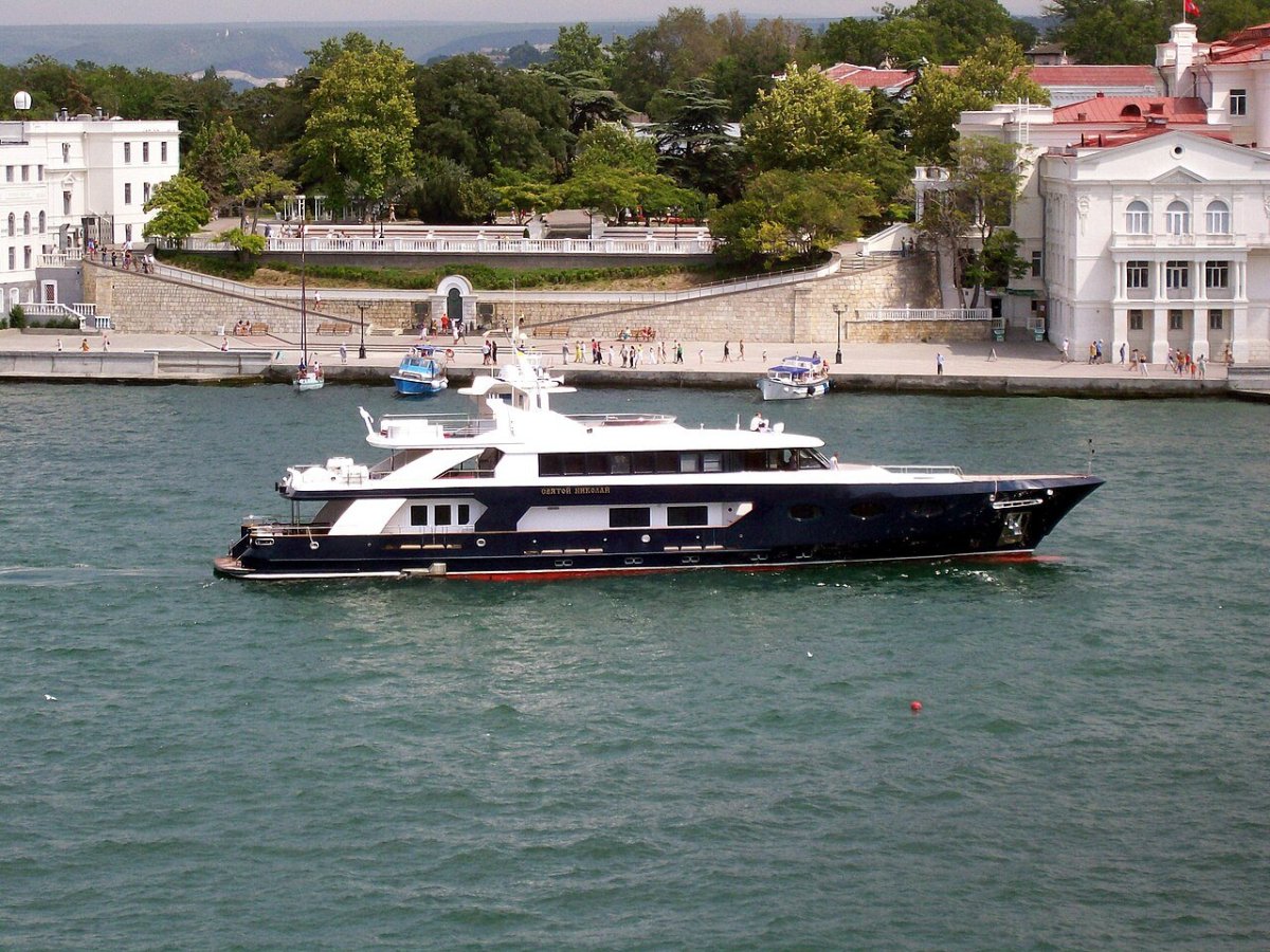 Моторная яхта Святой Николай Саратов