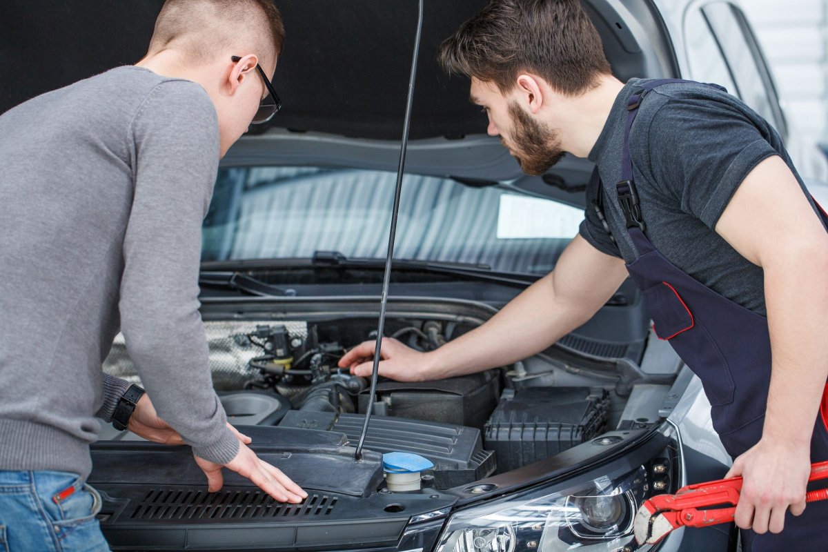 Осматривает авто