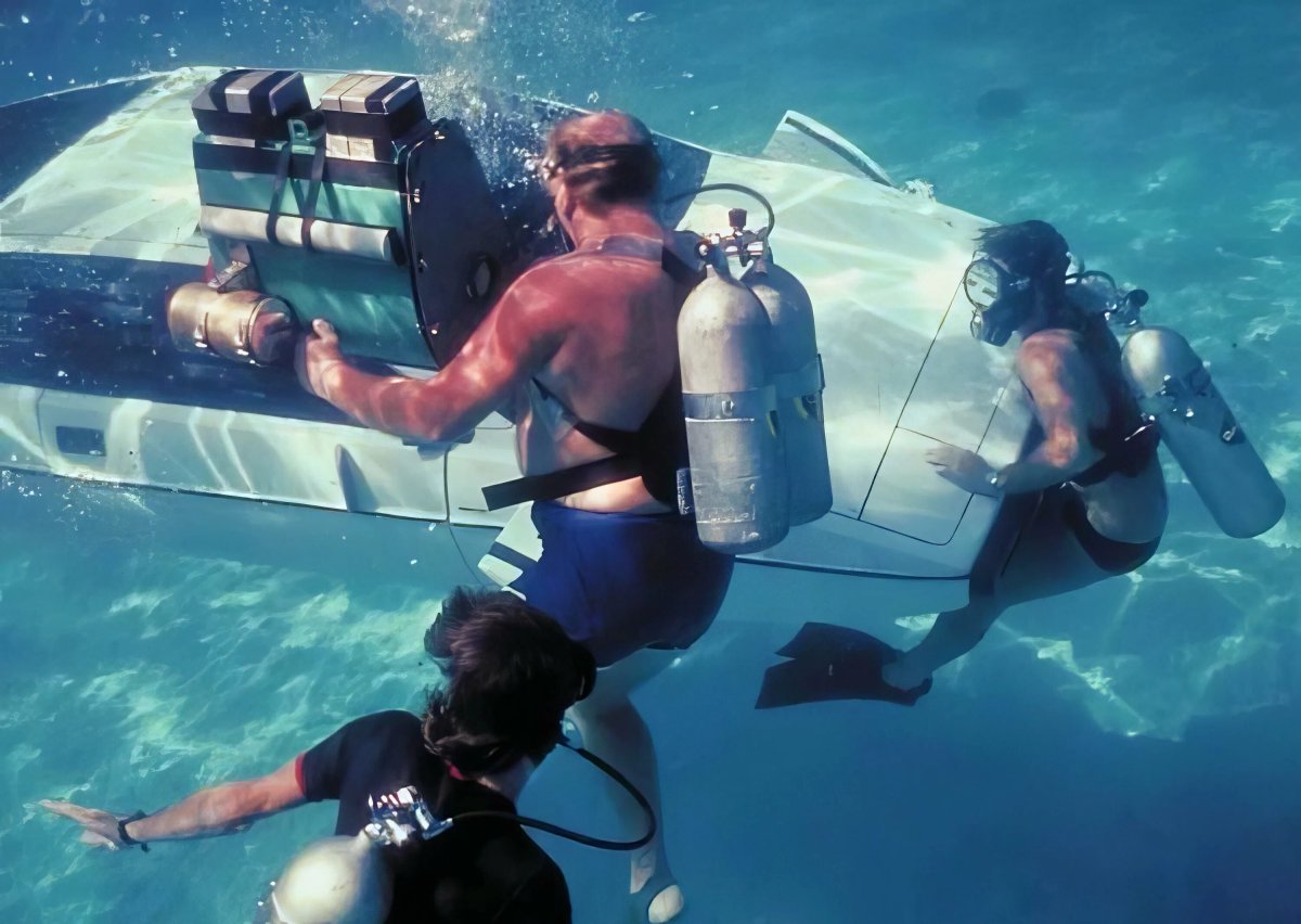 Джеймс Бонд в бассейне