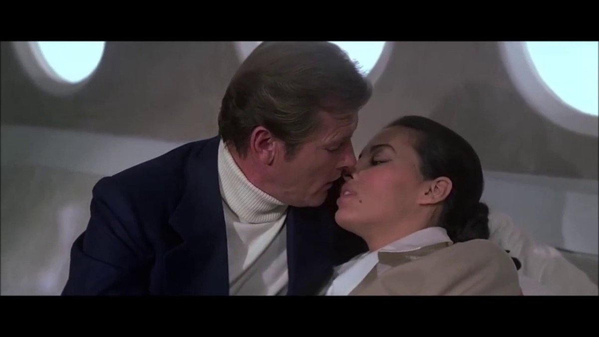 Лоис Чайлз Джеймс Бонд