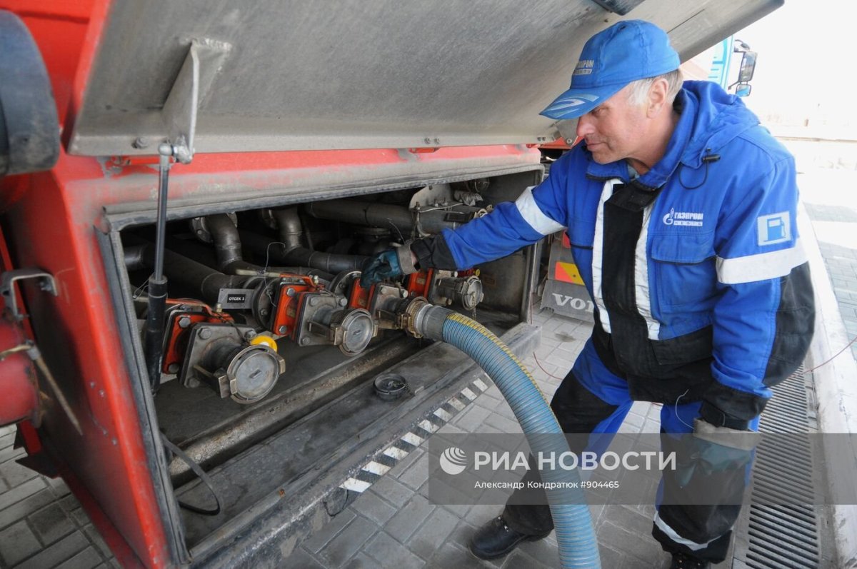 Слив бензина с автоцистерны на АЗС