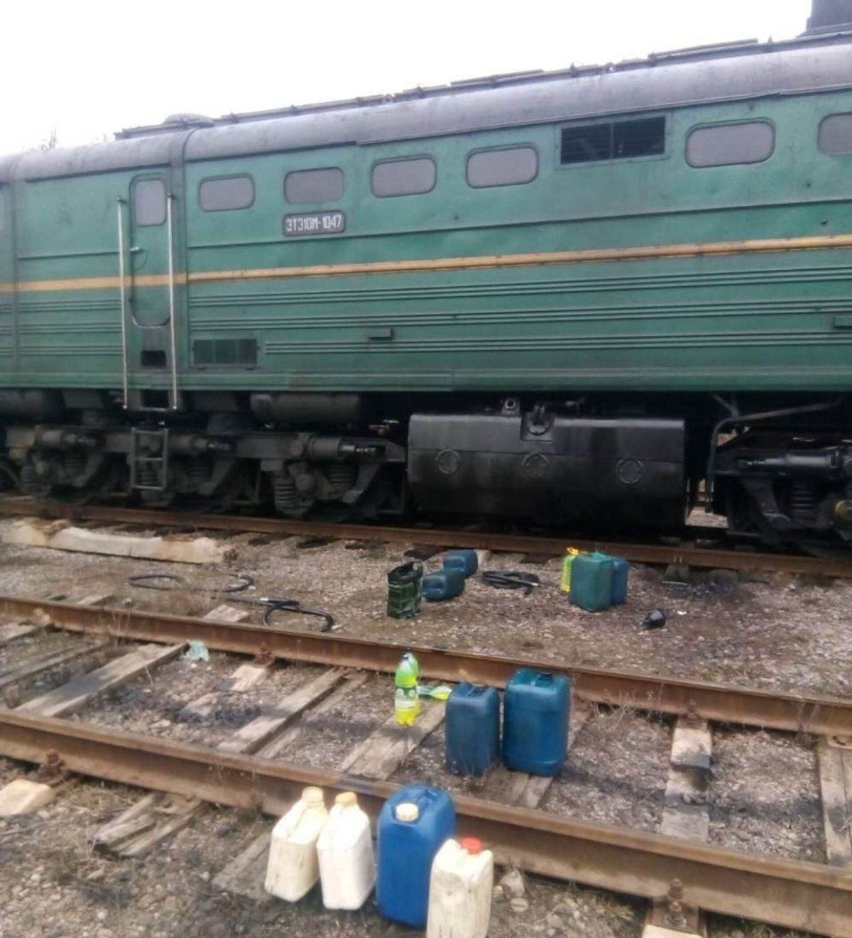 Слив солярки с тепловоза