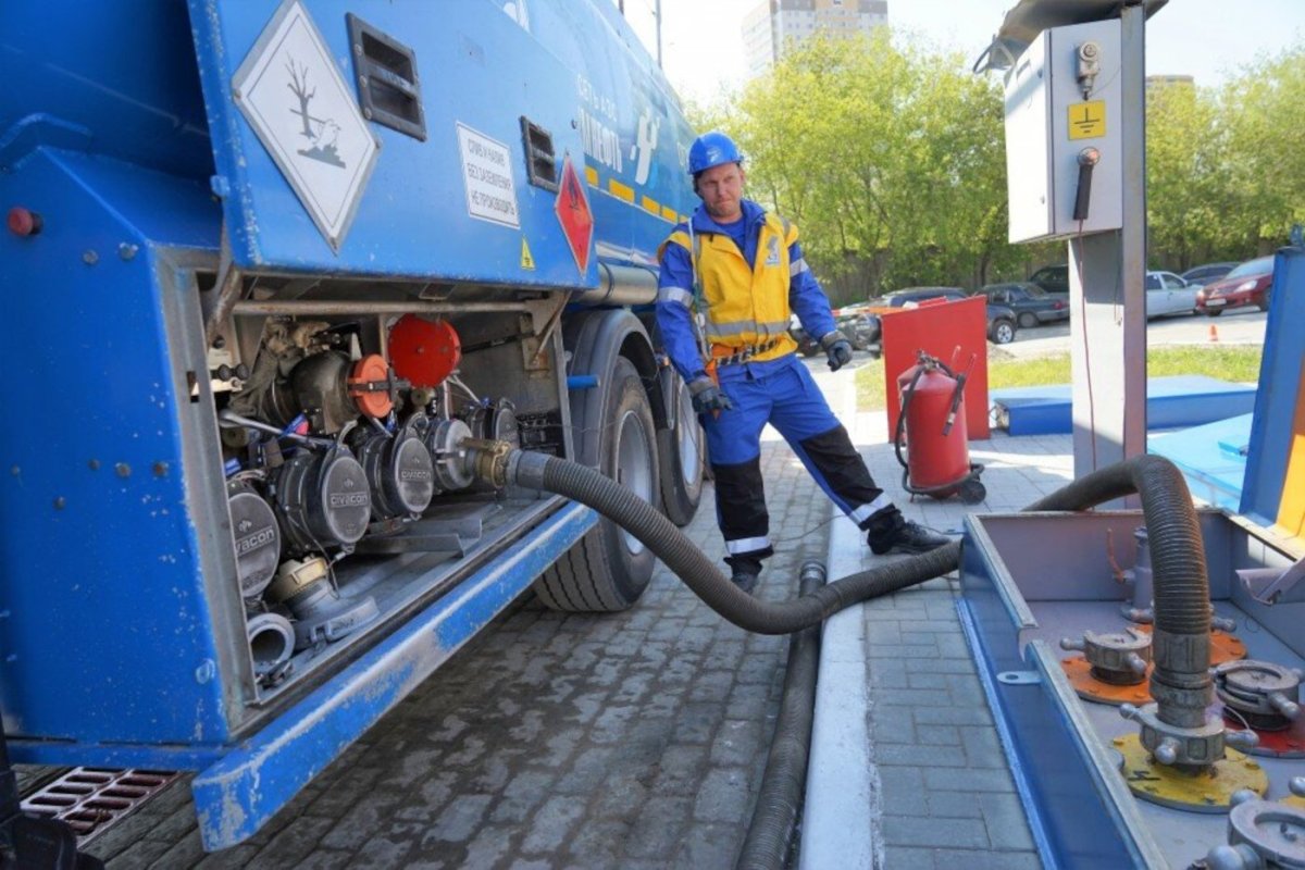 Площадка слива бензина на АЗС