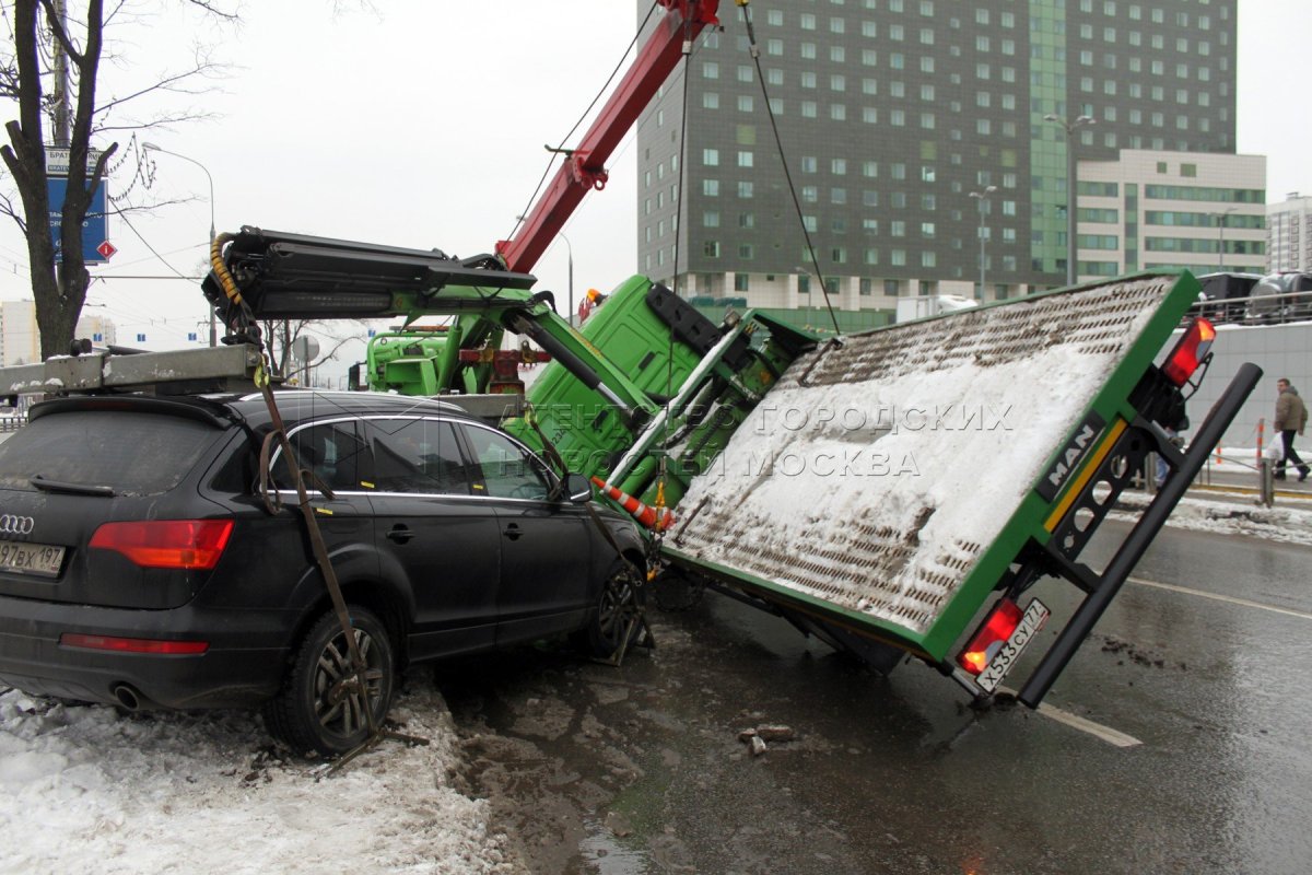 Эвакуатор уронил машину