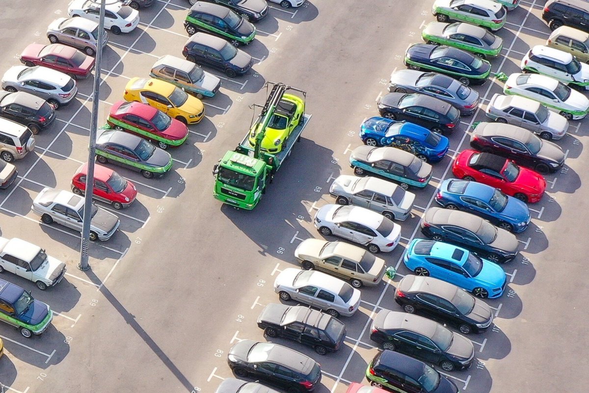 Машина на парковке