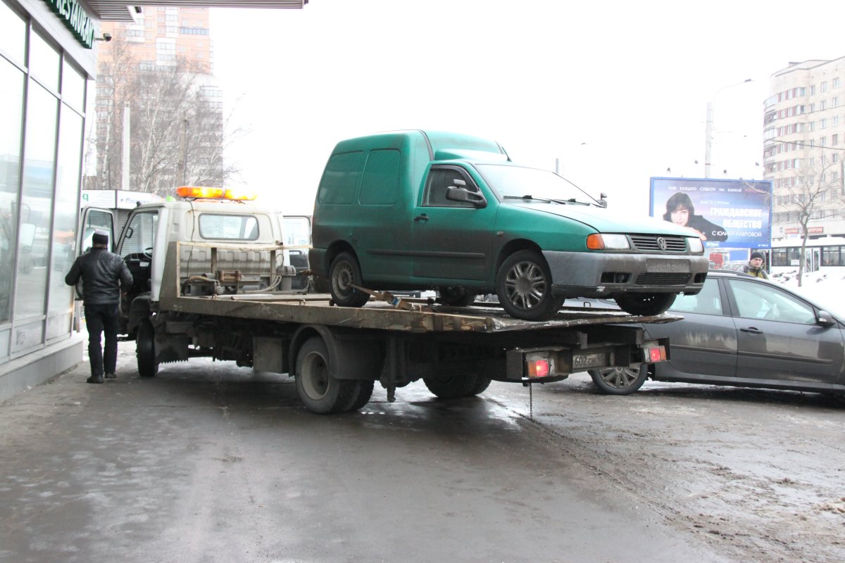 Неизвестный на эвакуаторе