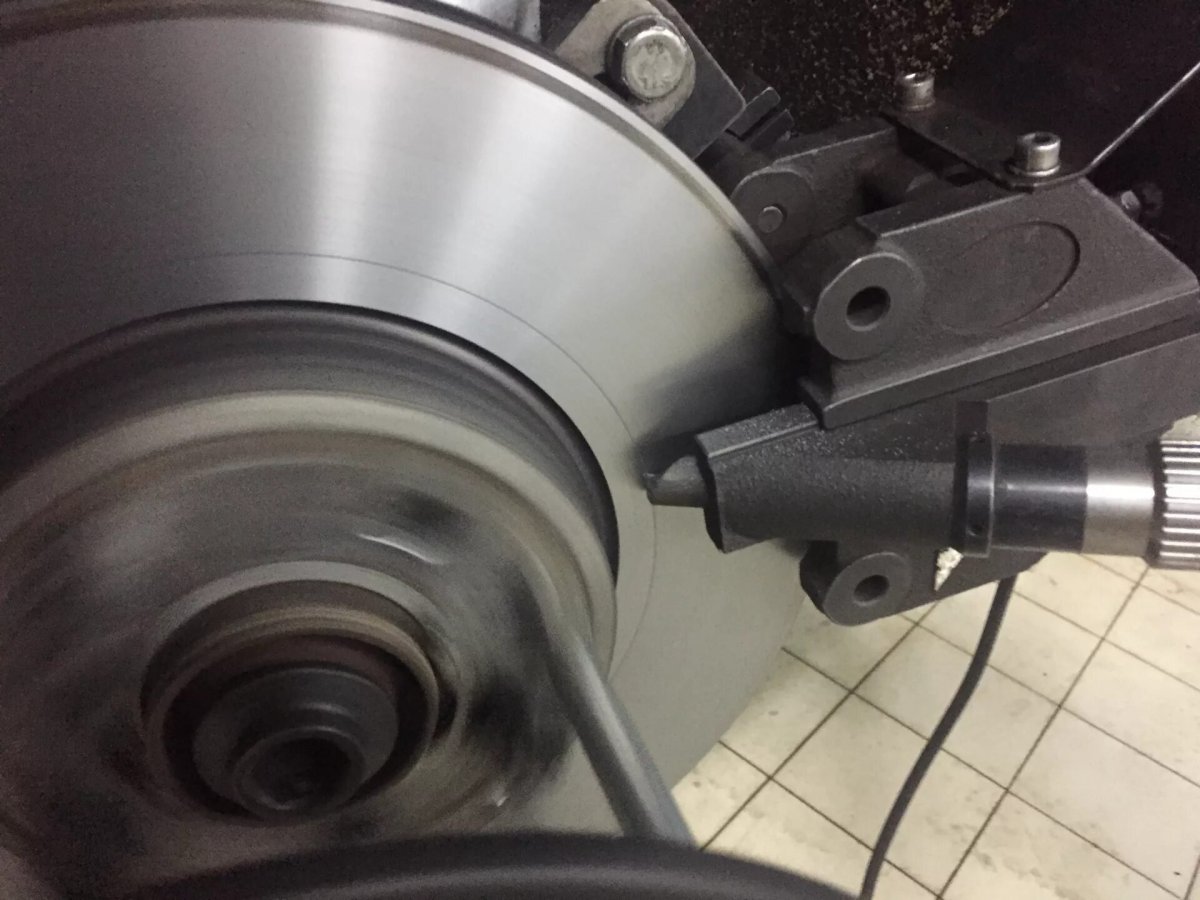 Проточить тормозные диски без снятия