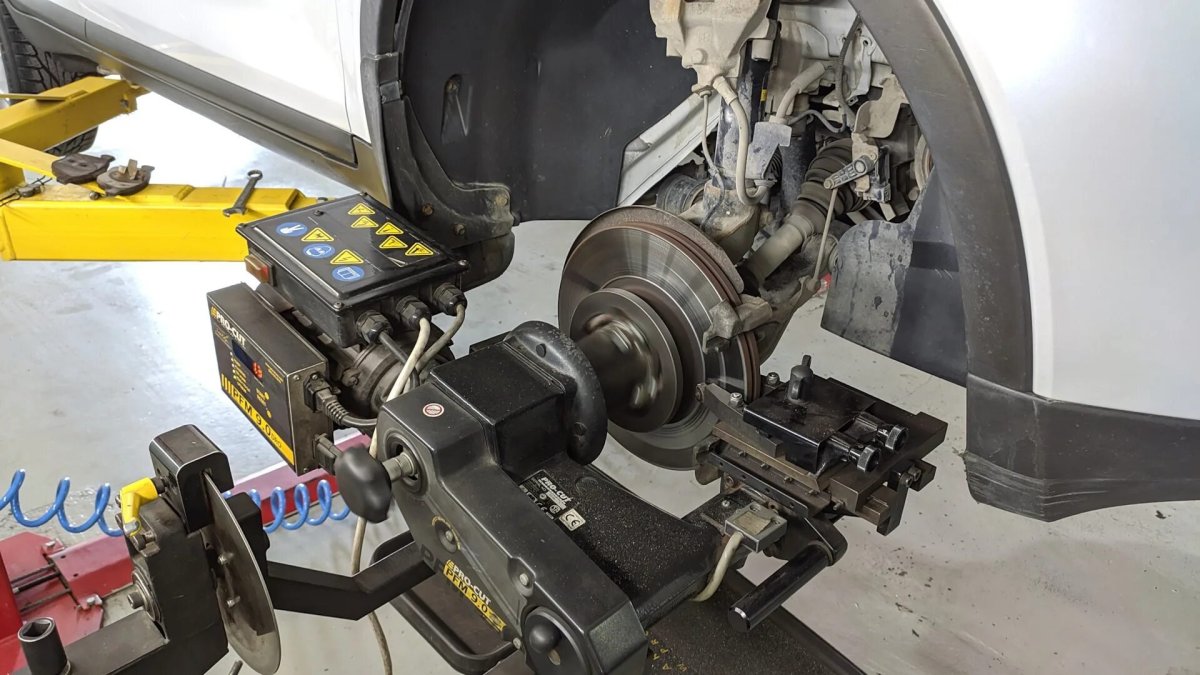 Проточка тормозных дисков Мустанг