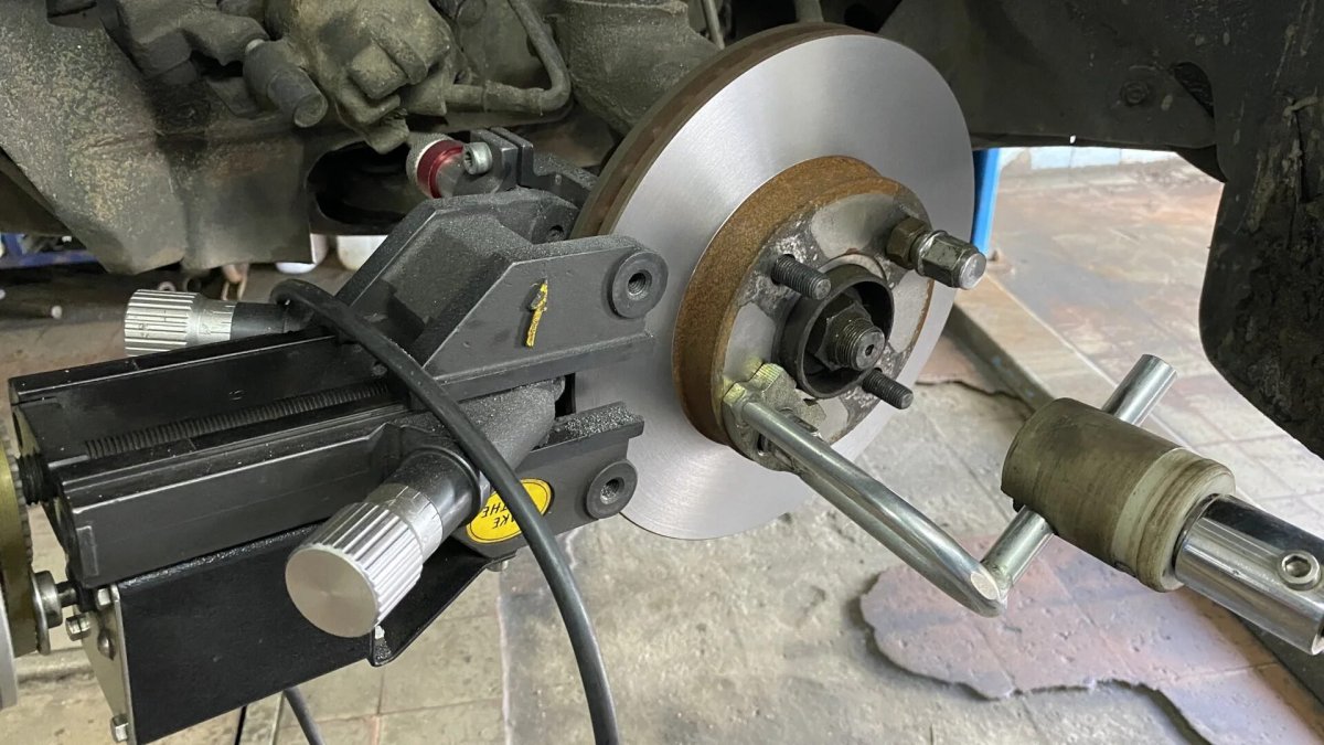 Станок для проточки тормозных колодок КАМАЗ