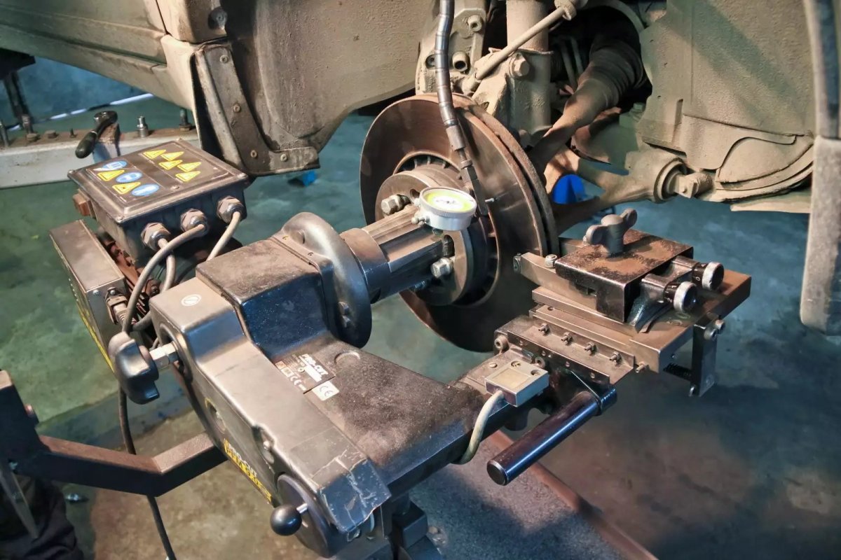 Станок для расточки тормозных барабанов и-355