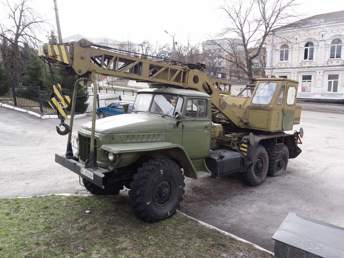 Автомобильный кран Урал-375 8т210