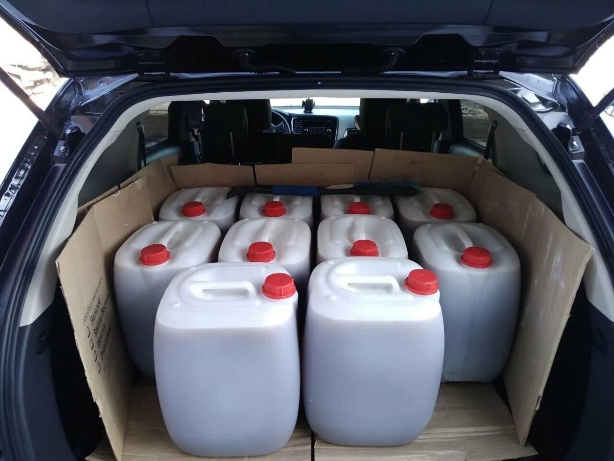 Канистры с бензином в багажнике