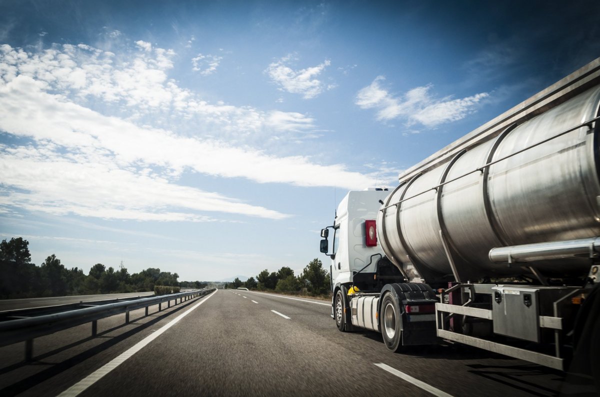 Бензовоз на дороге