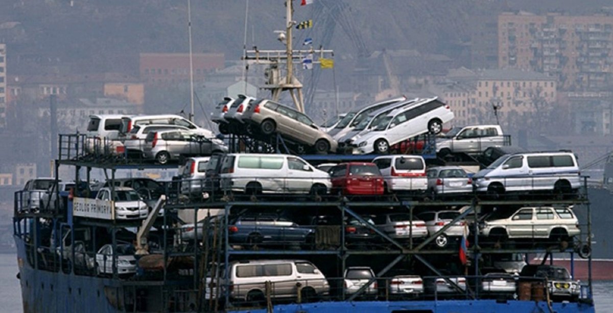 Порт Владивостока машины