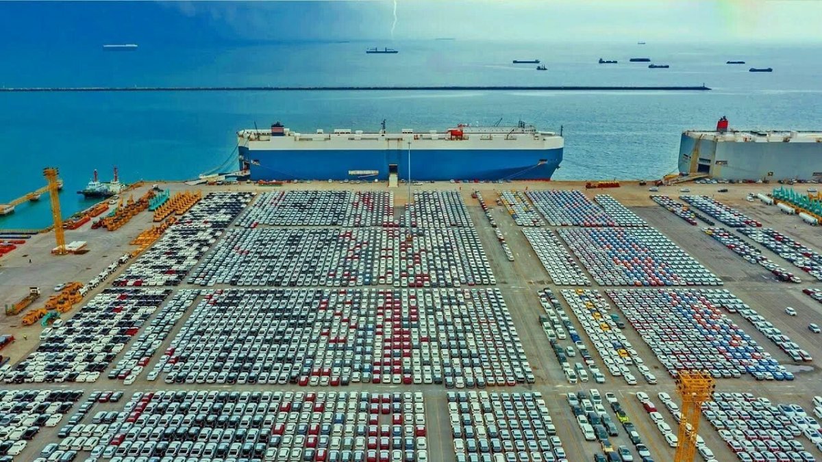 Контейнеровоз по морю