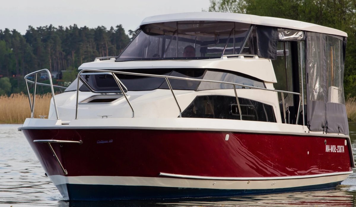 Моторная яхта Larson 260