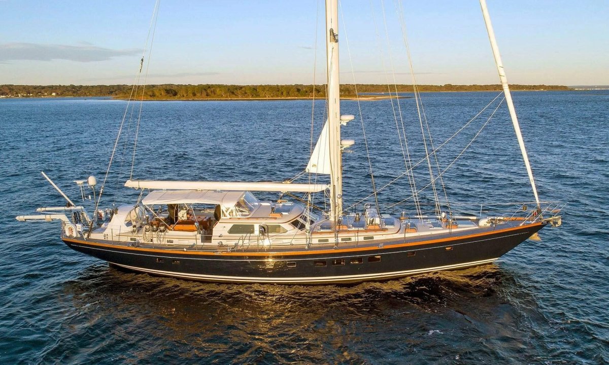 Парусно-моторная яхта