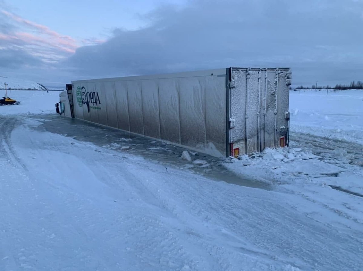 Фура на льду